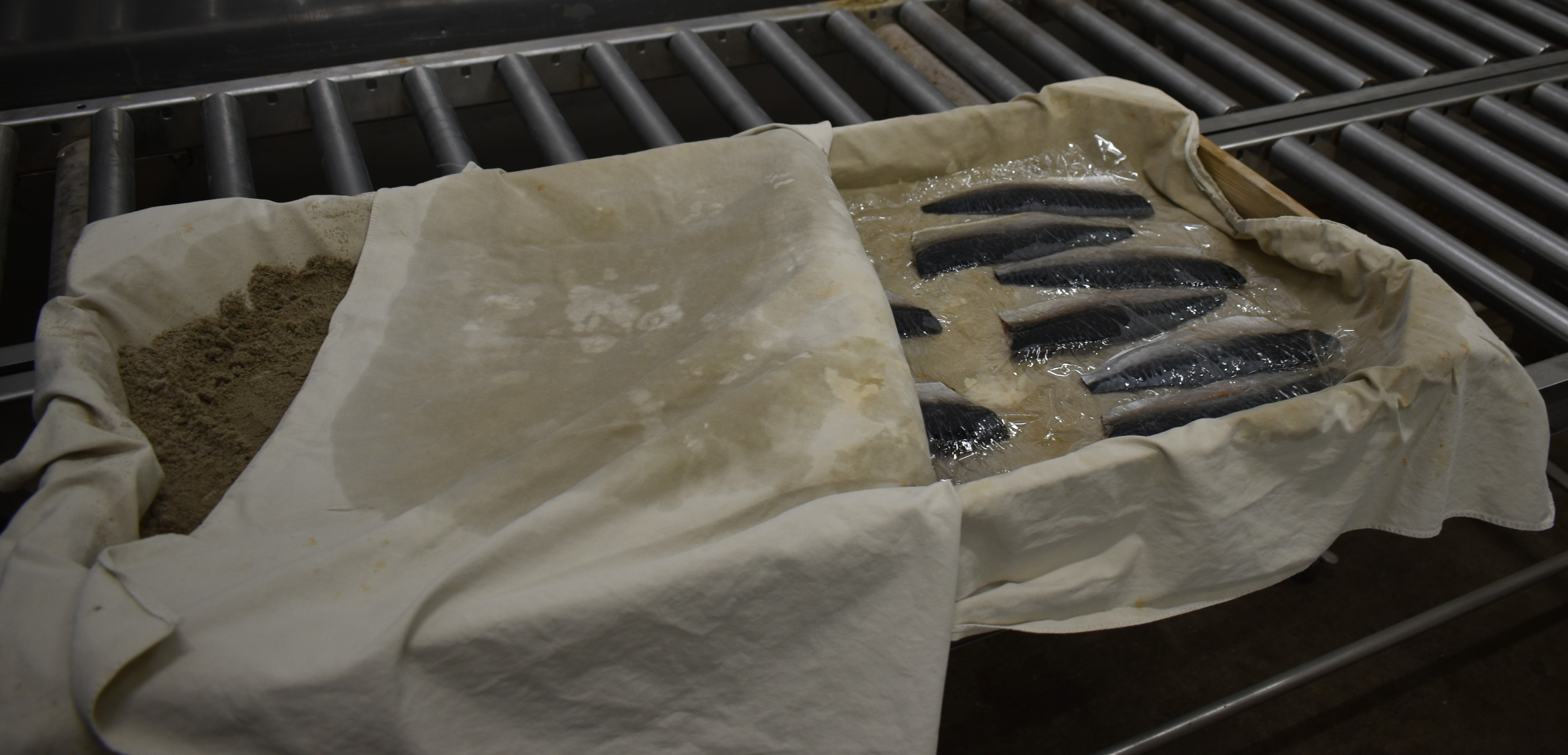 灰に挟まれ　一昼夜寝かせます