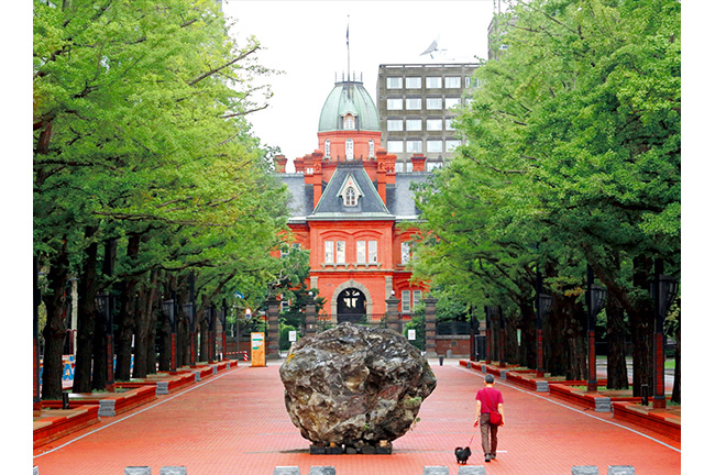 コラム アートリップ 一石を投じる 島袋 しまぶく 道浩作 札幌市中央区 朝日マリオン コム