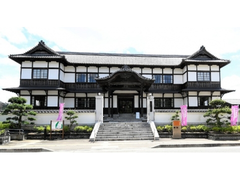 木造和風デザインの旧和歌山県会議事堂。午前９時～午後５時（入館は30分前まで）。火曜日（祝・休日除く）、年末年始休み。無料