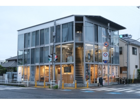 都市計画道路と国道17号が交わる角地に立つ。飲食店や鍼灸院、税理士事務所などが入る