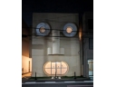 中の灯りが漏れた夜の様子