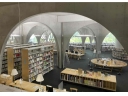 図書館２階は、丸テーブルの配置以外は建築当初から変えていないという