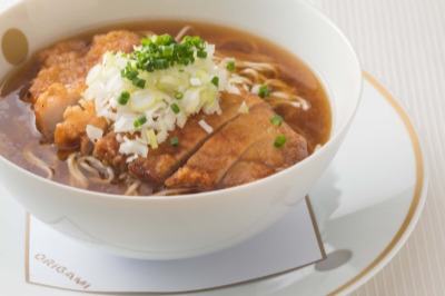 「ザ・キャピトルホテル 東急　オールデイダイニング ＯＲＩＧＡＭＩ」の排骨拉麺（パーコーメン）