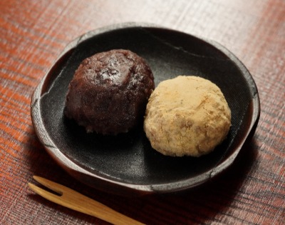 「おはぎ巴屋」のあんこときなこのおはぎ