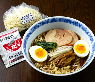 「きんぐ食品工業」の手もみ麺（細）、ガラ入り醤油スープ