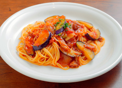「ＫＵＲＡ」のトマト味のパスタ　茄子とベーコン
