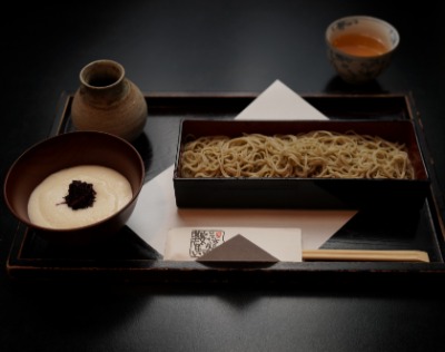 「鞍馬」のとろろそば（梅しそ入り）