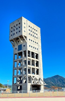ボタ山を背景にそびえる竪坑櫓。柵内は立ち入り禁止で、年１回１１月の特別公開の時だけ１階部分を見学できる（要予約・定員制）