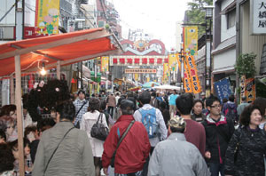 巣鴨地蔵通り商店街。縁日には片側に露店が並ぶ