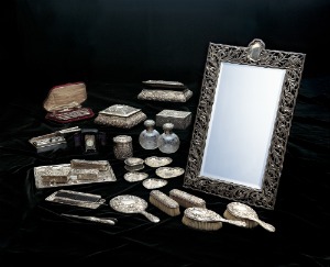 「あやめ文銀製化粧セット」　ゴールドスミス・アンド・シルバースミス社　1903～07年