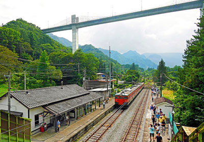 鉄道ファンでにぎわう週末の駅。ダムの湖面は地上約８０メートルの八ツ場大橋の橋桁近くまで達する予定だ