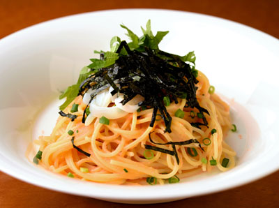 「トゥ　ザ　ハーブズ」のたらことイカと青じそのパスタ