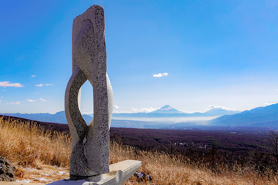 瞑想の場〈富士山に捧ぐ〉　ミッシェル・ポールマン作（長野県富士見町）