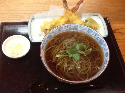 「そば ごはん天水」の温かい天ぷらそば