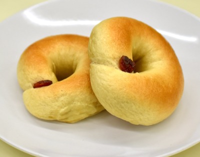 「東京べーぐる　べーぐり」のクランベリーホワイトチョコべーぐる