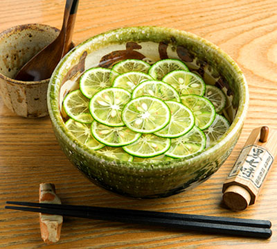 「蕎（そば）や　月心（つきごころ）」の冷（ひや）かけすだちそば