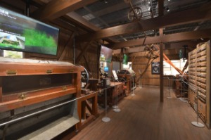 製茶小屋の一部を再現した展示。左手前から粗揉機（１９５９年）、揉捻機（５２～６２年）、中揉機（５９年）、右奥から精揉機（５７年）、乾燥機（５２～６３年）