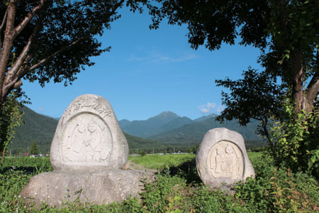 間に見えるのは常念岳。ＣＭにも使われている人気の道祖神