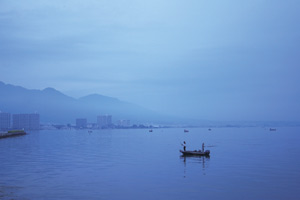 朝もやの琵琶湖。長い歴史に思いをはせるのにぴったりの、幻想的な風景
