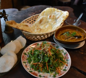 亜細亜サイゴン食堂上町店<br />パクチーサラダ（＝写真手前）　サイゴン特製カレー（＝同右）　プレーンナン（＝同奥）