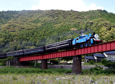 トーマス号に乗って大井川沿いを走る