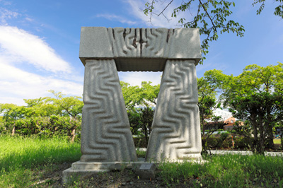 窓　北島一夫作（神奈川県秦野市）