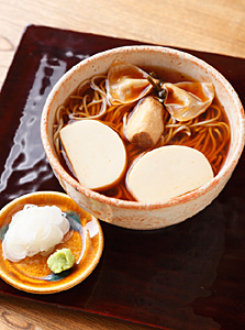 「並木　藪蕎麦（やぶそば）」のおかめそば