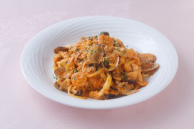 「リストランテ文流」の海の幸とキノコのスパゲッティ（トマトクリーム）