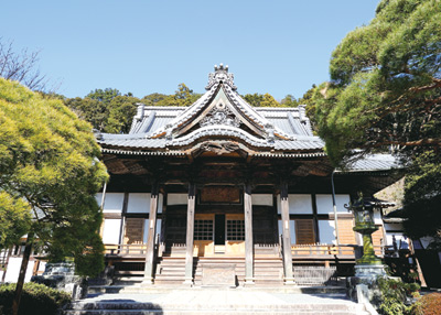 温泉街入り口にある修禅寺では、岡本綺堂が物語の着想を得たといわれる「頼家の仮面」を寺宝物殿で展示