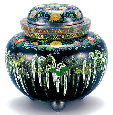 「藤花菊唐草文飾壺（かざりつぼ）」