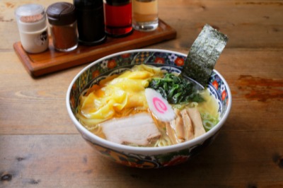 「函館らーめん　船見坂」の海老わんたんそば