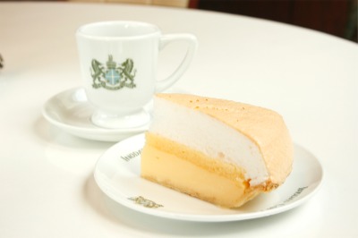「イノダコーヒ本店」のレモンパイ