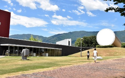 奈義町現代美術館、 岡山県奈義町