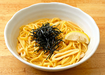 「スパ吉」の明太子（めんたいこ）とウニとイカのバター風味