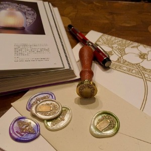 「シルフィード」と「Merci」は縦２・１センチ×横３センチの楕円（だえん）。「日本の林檎の木」は直径２・５センチ