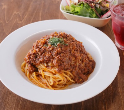 「めがね食堂」の赤ワインたっぷり特製ボロネーゼ