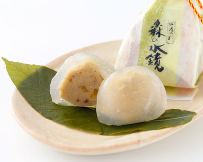 「満天星（どうだん）一休」の森の水鏡
