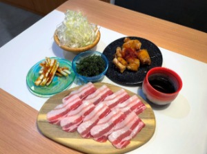 「アグー豚しゃぶしゃぶ　琉」のアグー豚のバラ　ほか