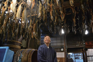 吉川さんが社長を務める「味匠喜っ川」の蔵に、所狭しとぶら下がるサケ