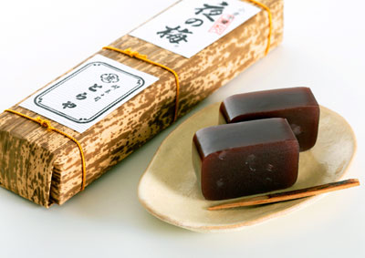 「とらや」の竹皮包羊羹「夜の梅」