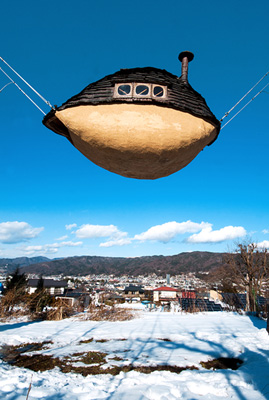 茶室「空飛ぶ泥舟」　藤森照信作（長野県茅野市）