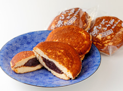 「御菓子司　亀十」のどら焼き