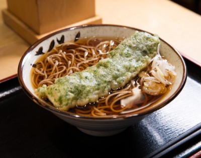 「鰹節問屋直営　そばよし」のちくわ天そば