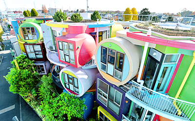 三鷹天命反転住宅　荒川修作＋マドリン・ギンズ作（東京都三鷹市）