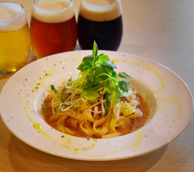 「ヒビノビア」の塩辛と明太子のバターソース　生麺タリアテッレで
