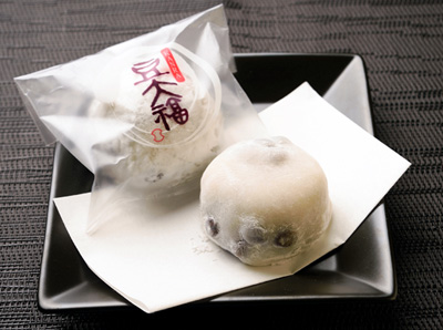 「銀座甘楽（かんら）」の豆大福（つぶあん）
