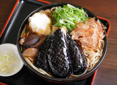 「角平（かどへい）」の揚げ茄子（なす）おろし蕎麦（そば）