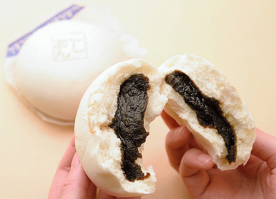 「ファミリーマート」の北海道産小豆のこしあんまん（ごま風味）