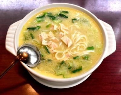 「香妃（こうひ）園」の特製とり煮込そば
