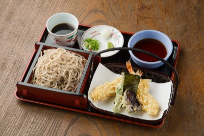 「本家鶴㐂（つるき）そば」の天ざるそば